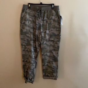 Camo print cargo crop pants